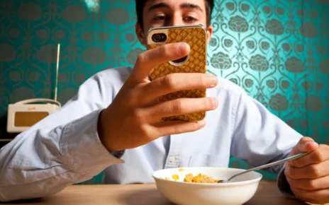 Use Smartphone While Eating