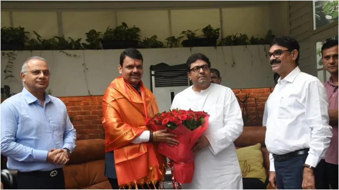 Fadnavis-राज ठाकरे तासभराची बैठक; मोठी राजकीय हालचाल