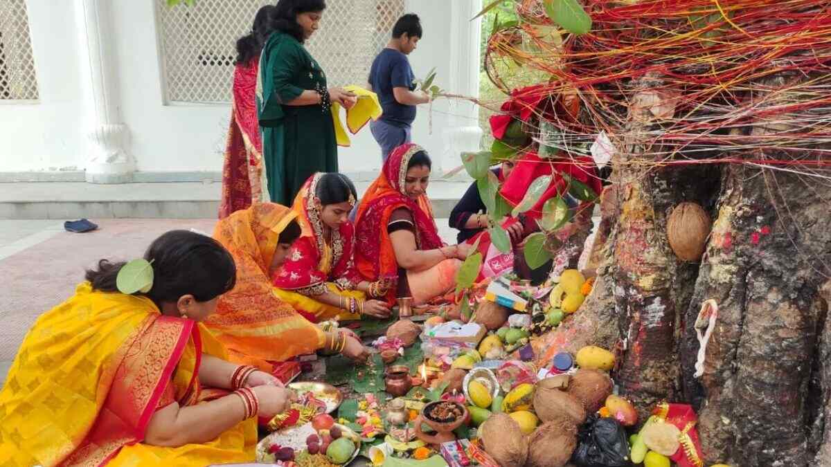 Vat Purnima Vrat 2025: वैवाहिक सुखासाठी खास उपाय
